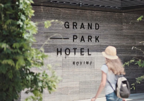 Visual Identity for Luxurious Oasis
