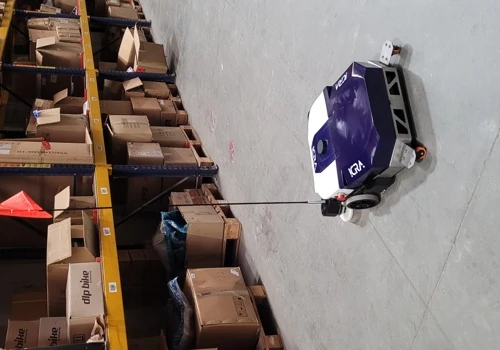 Autonomous floor cleaning robot