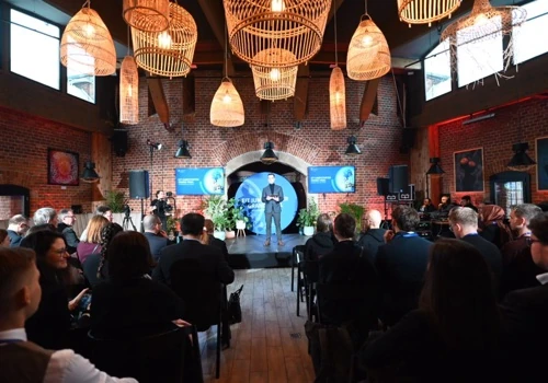 Communications of an UE startup accelerator final